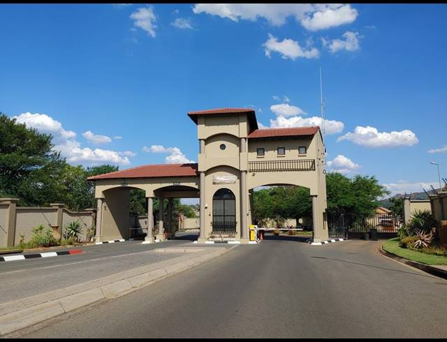 2 BEDROOM PROPERTY TO RENT IN FEATHERBROOKE ESTATE